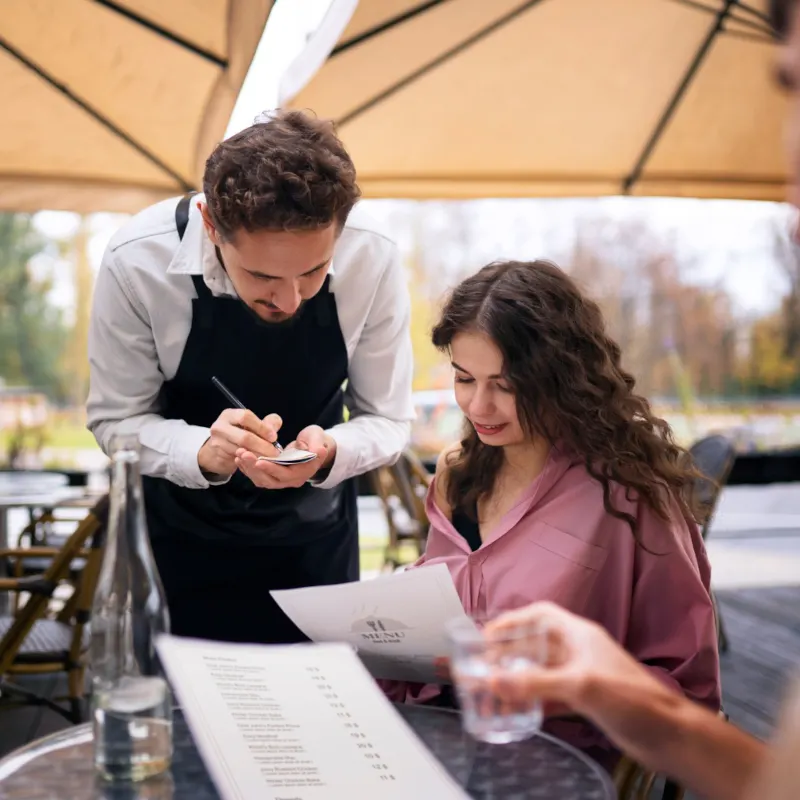 Prato a ser servido num restaurante