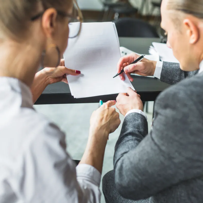 Reunião de trabalho numa secretária